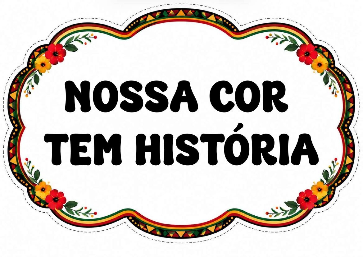 Plaquinha “Nossa cor tem história”, com letras pretas sobre fundo branco e moldura floral em cores vivas.